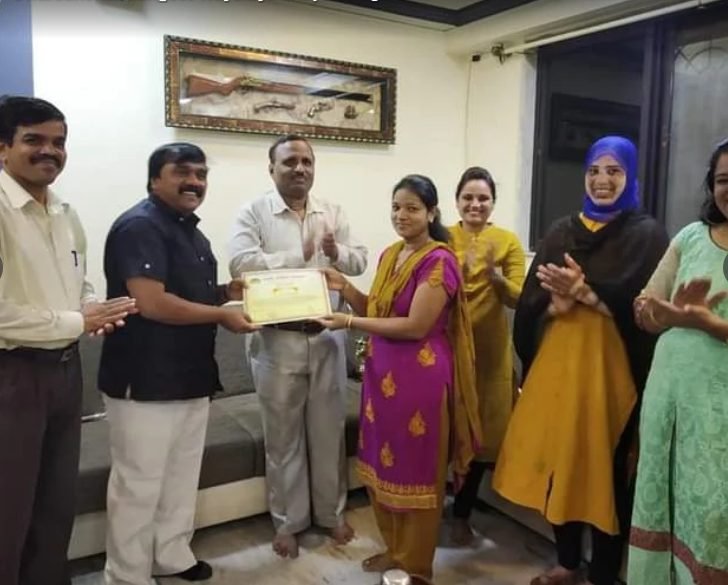 Swarsanskar Sangeet Vidyalaya being felicitated for its contribution to music education